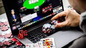 Burmese8 APP မှ Myanmar National League ဘောလုံးပွဲ live odds ကြည့်ရှုကာ bet ပြုလုပ်နေသောမြင်ကွင်း
