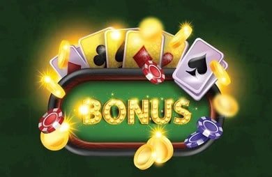 ကတ်ဂိမ်း ဆော်ဖ်ဝဲသုံး Baccarat နှင့် Poker ကတ်များ စောင့်ဆိုင်းနေသောမြင်ကွင်း